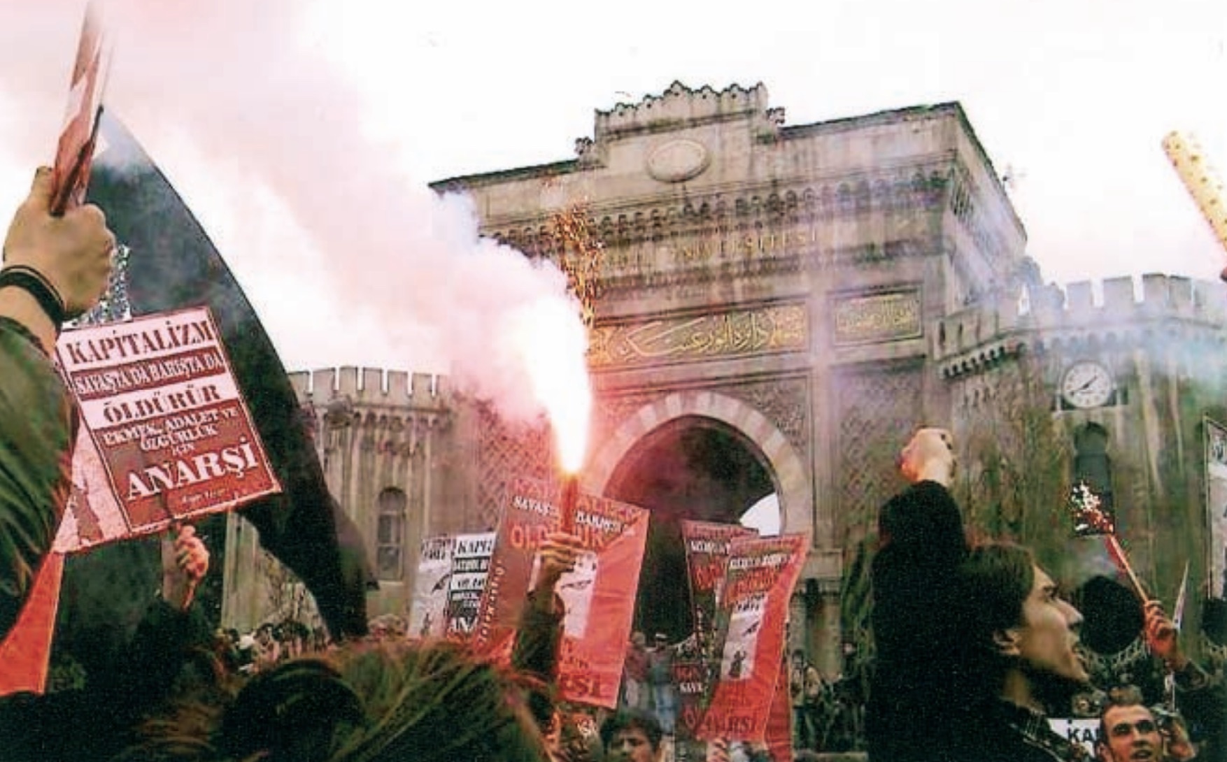 IISH Collections | Turkey | Turkish anarchists demonstrating against the war in Iraq in front of the University of Istanbul (2003)