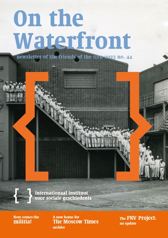 Cover of On the Waterfront 44. A black-and-white photograph from 1947 of the Zwanenberg meat processing plant in Oss. It shows a large number of slaughterhouse workers in white overalls standing in a line on the fire escape at the rear of the slaughterhouse.