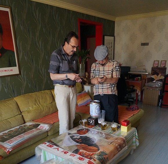 Stefan Landsberger meeting a poster collector in Beijing, May 2015.