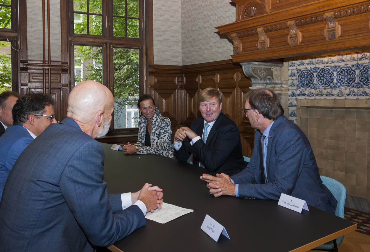 an image of king Willem Alexander and the directors of the HuC institutes in the commisariskamer at the spinhuis.