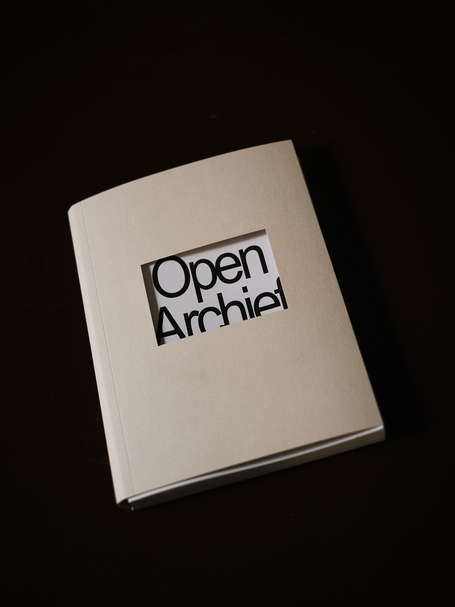 Foto van het boek ‘Open Archief. Artistic Reuse of Archives’.