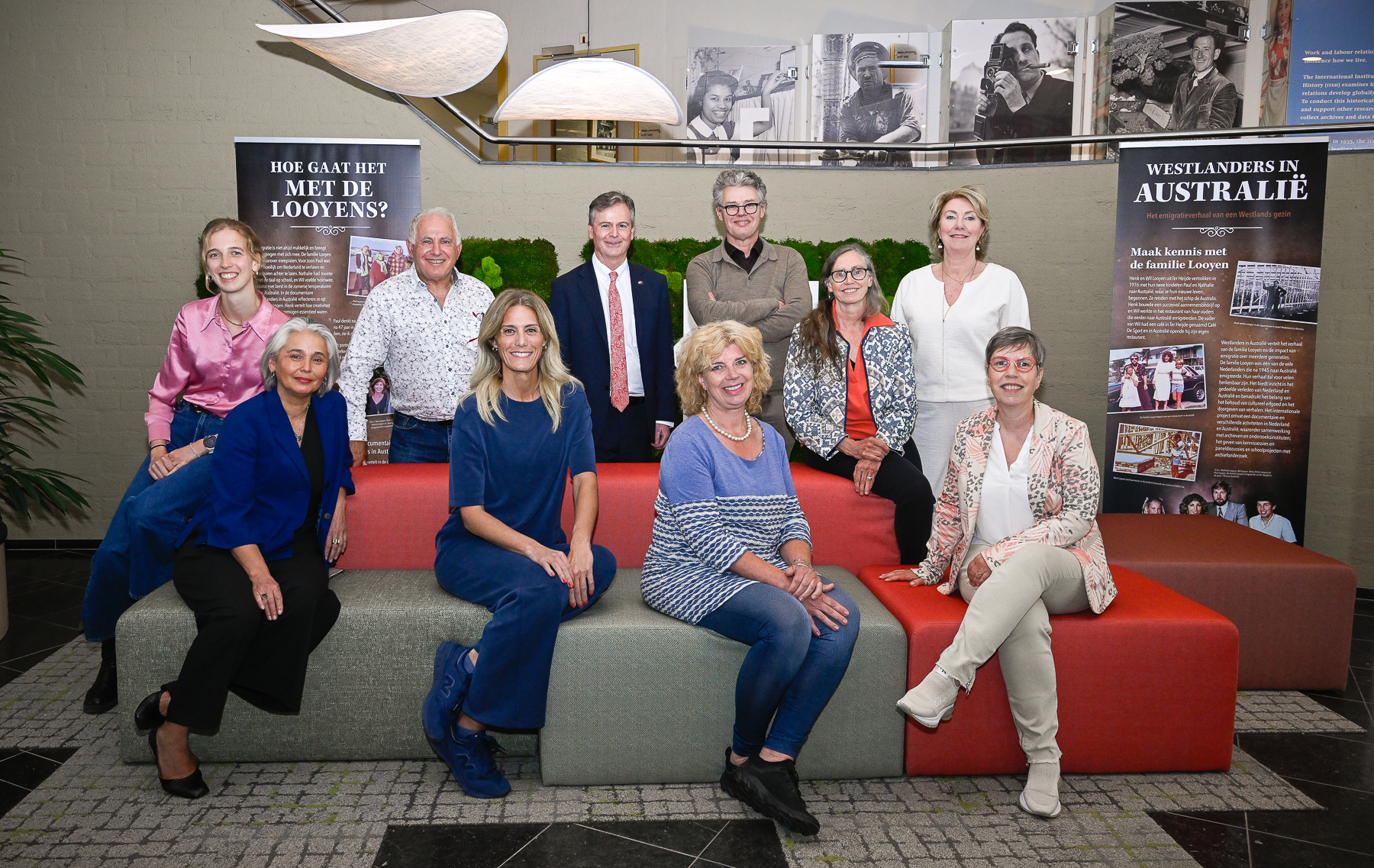 Achter: Sofie de Baere, Paul Rubens, Ambassadeur van Australië Dr Greg French, Leo Lucassen, Marlou Schrover, Hélène Looyen. Zittend: Hélène Oppatja, Heleen van Berkel, Luciënne Boonstra, Jolanda Faber. Foto: Marline Schoneveld / Rokki Fotografie