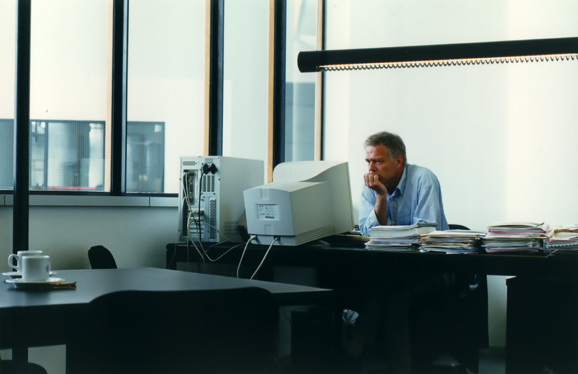 Jaap Kloosterman aan zijn bureau bij het IISG
