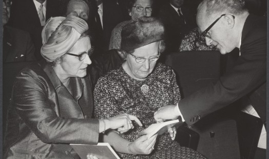 Queen Juliana and NRMW-chairman F.H. Landman at the 50th anniversary of the NRMW | Photo by: Collectie / Archief : Fotocollectie Elsevier