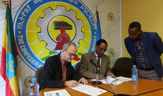 Mr Kasahun Follo (CETU) and Marien van der Heijden (IISH) signing the MoU