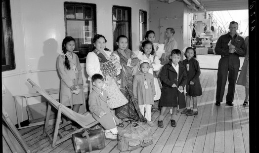 Aankomst van de Ranchi, een schip vol baby’s. Vijfendertig vrouwen schonken tijdens de reis van Djakarta naar Amsterdam het leven aan zevenendertig baby’s,  Foto Ben van Meerendonk /AHF, collectie IISG, Amsterdam 