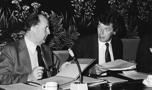 Chris Van Veen (VNO) (l) en Wim Kok (FNV), fotograaf Rob C. Croes, Nationaal Archief