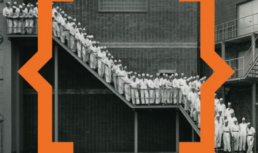 Cover of On the Waterfront 44. A black-and-white photograph from 1947 of the Zwanenberg meat processing plant in Oss. It shows a large number of slaughterhouse workers in white overalls standing in a line on the fire escape at the rear of the slaughterhouse.