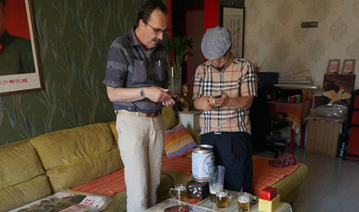 Stefan Landsberger meeting a poster collector in Beijing, May 2015.